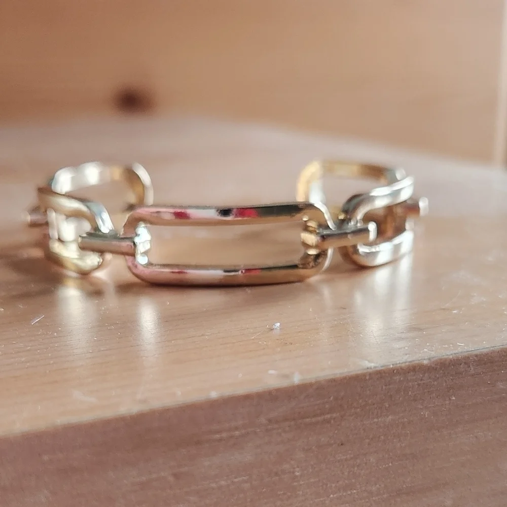 🆕️ Geometric Paperclip Design Bangle Gold Plated Bracelet.